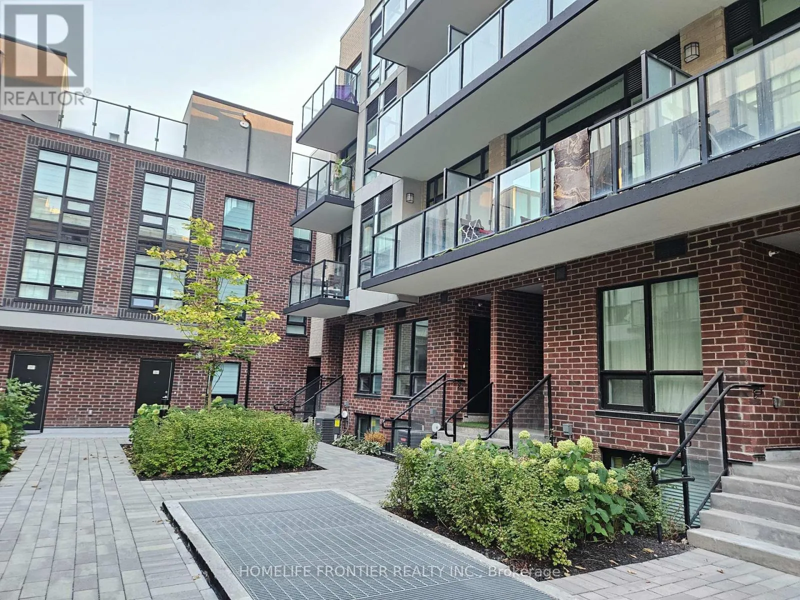 18 - 871 SHEPPARD AVENUE W