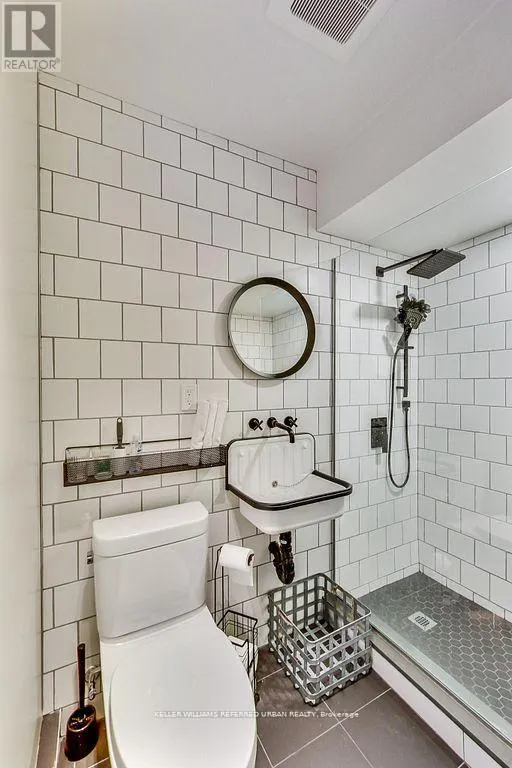 205 BATHURST STREET