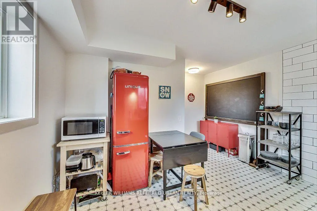 205 BATHURST STREET