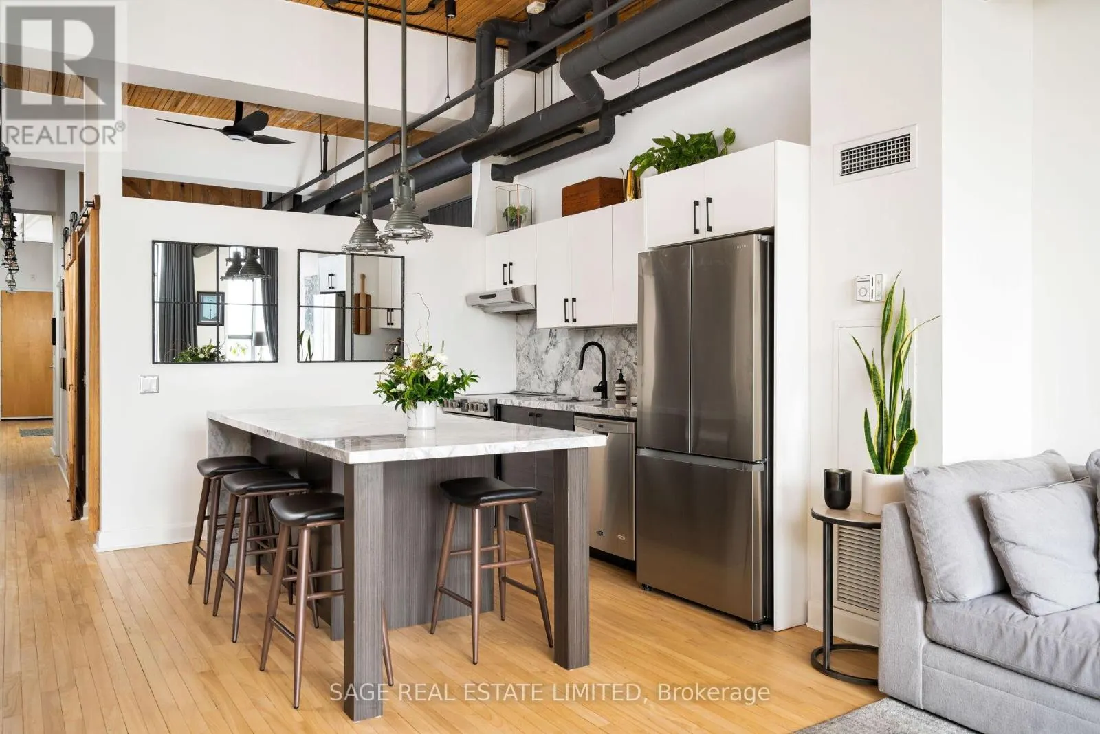 407 - 993 QUEEN STREET W