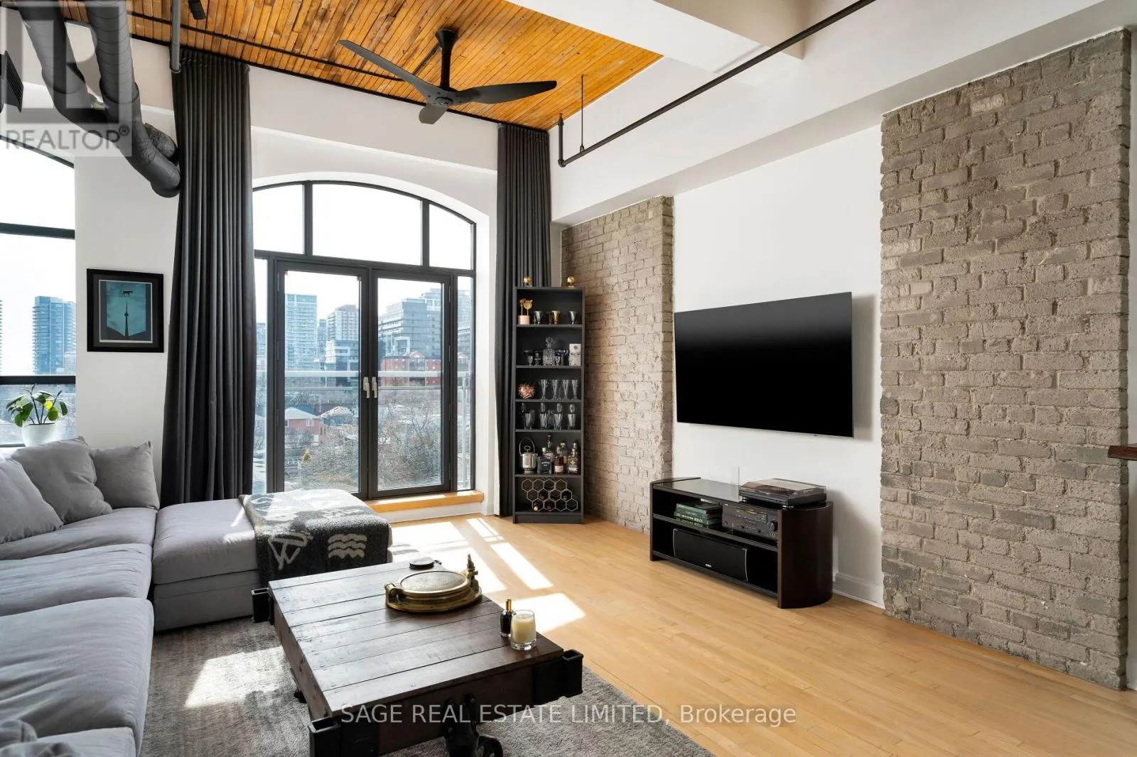 407 - 993 QUEEN STREET W