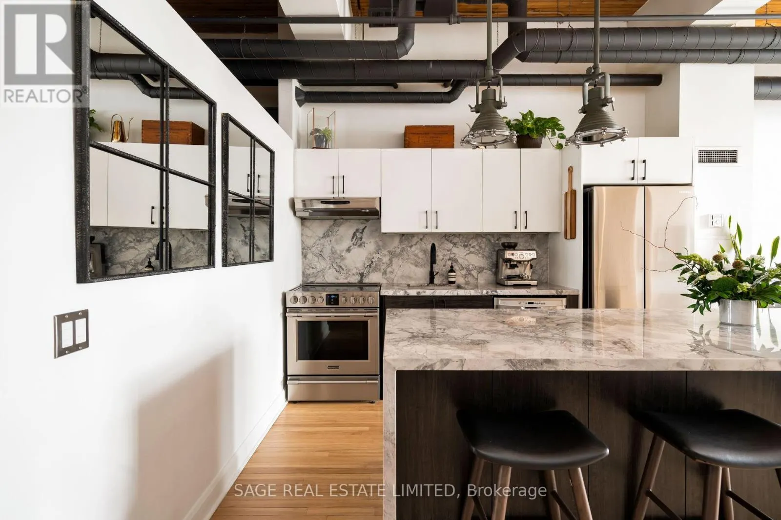 407 - 993 QUEEN STREET W