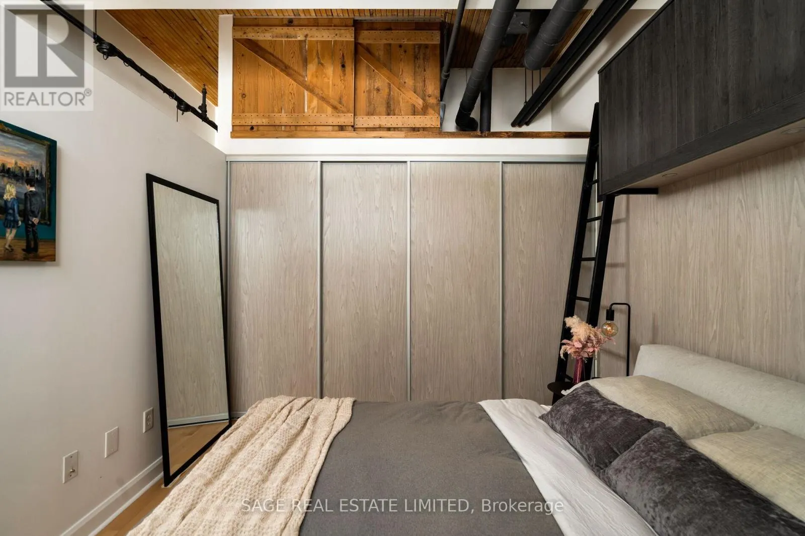 407 - 993 QUEEN STREET W