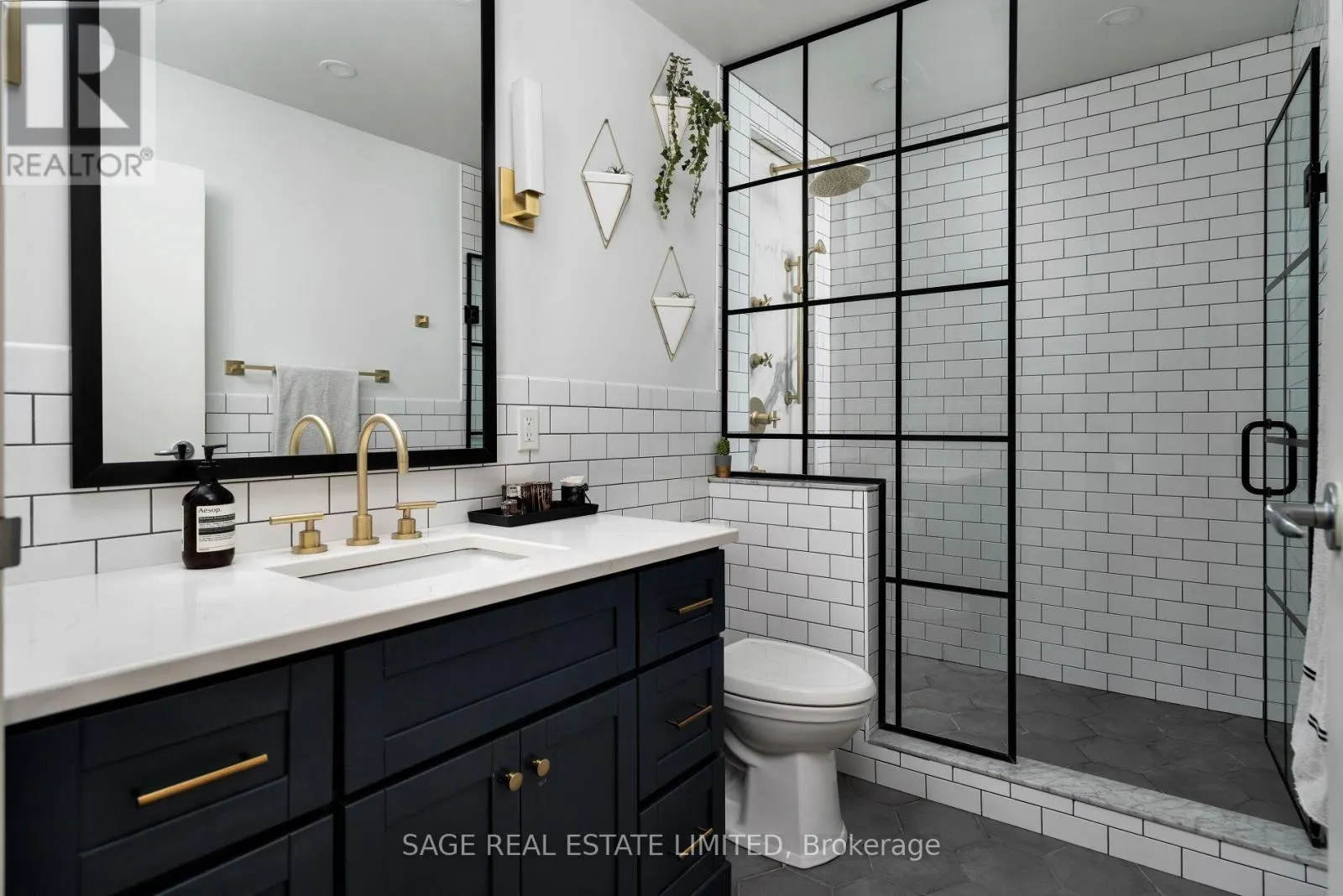 407 - 993 QUEEN STREET W
