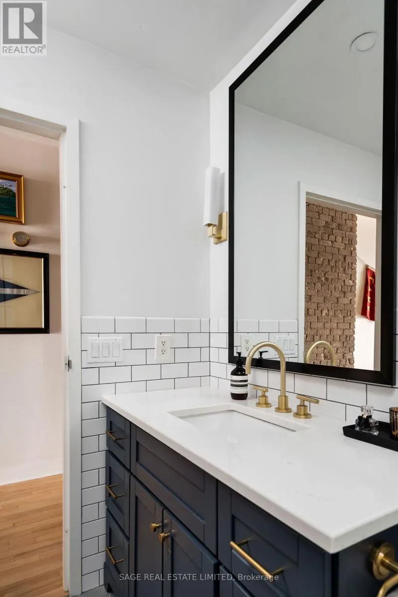 407 - 993 QUEEN STREET W
