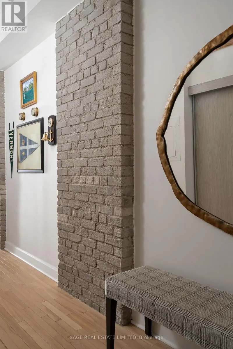 407 - 993 QUEEN STREET W