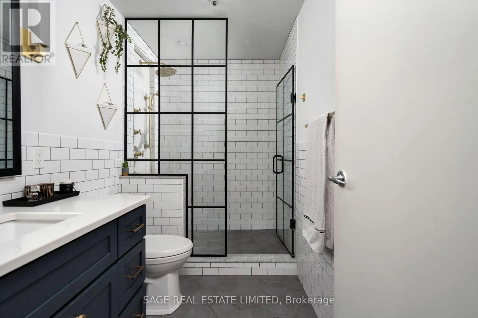407 - 993 QUEEN STREET W