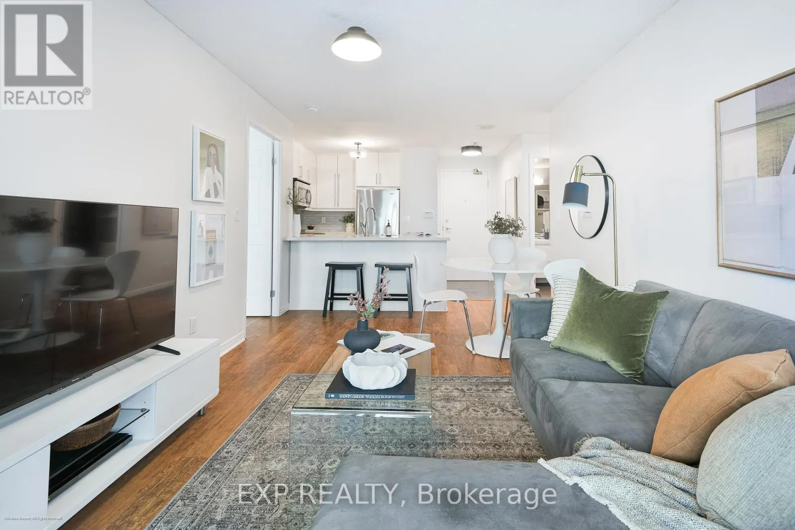 527 - 109 FRONT STREET E