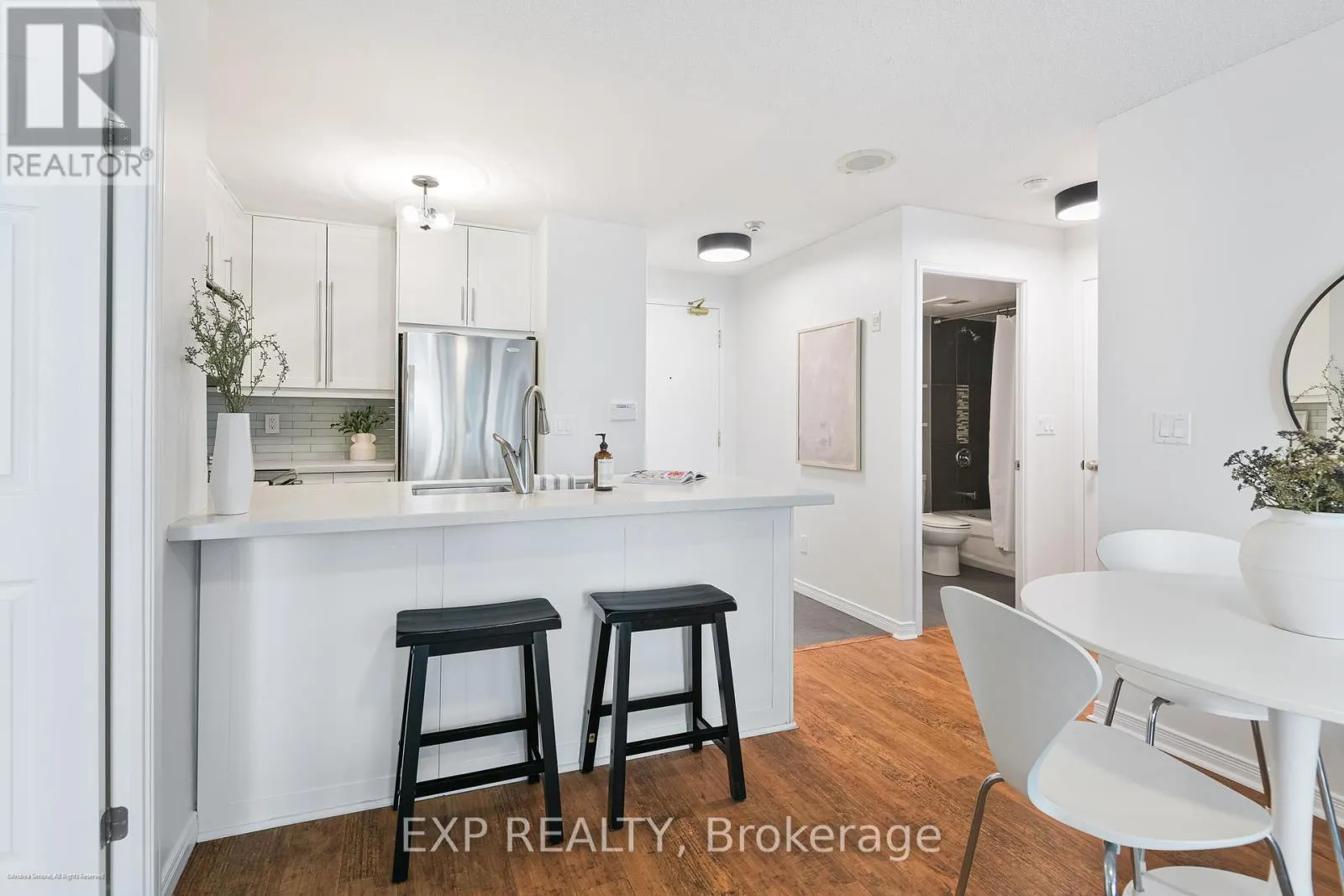 527 - 109 FRONT STREET E