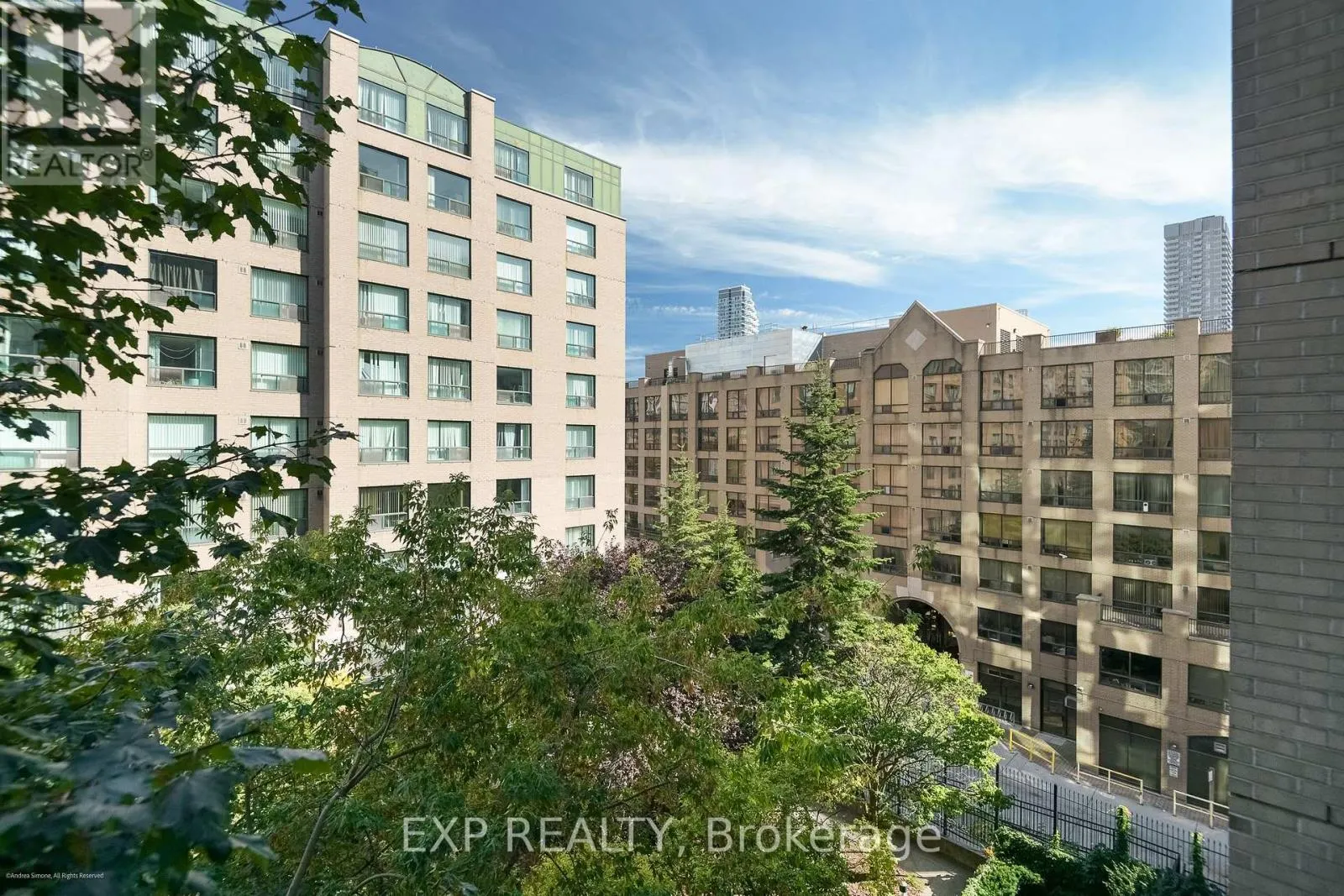527 - 109 FRONT STREET E