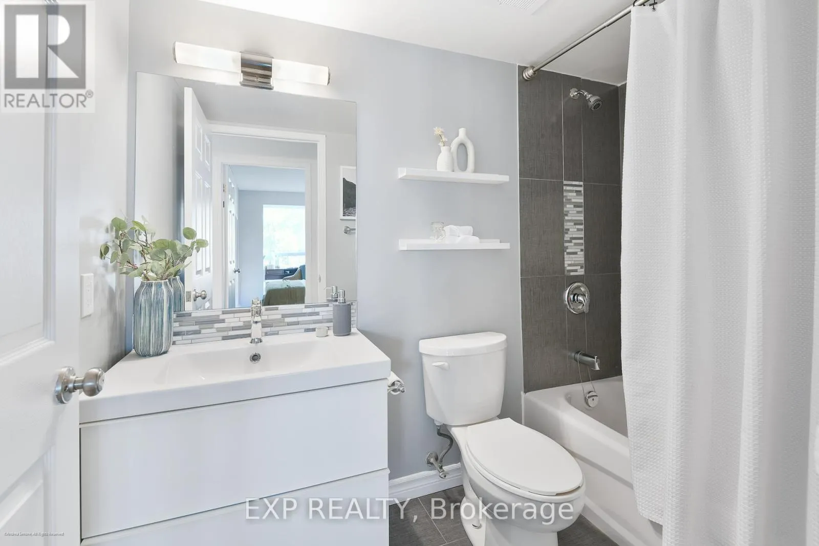 527 - 109 FRONT STREET E