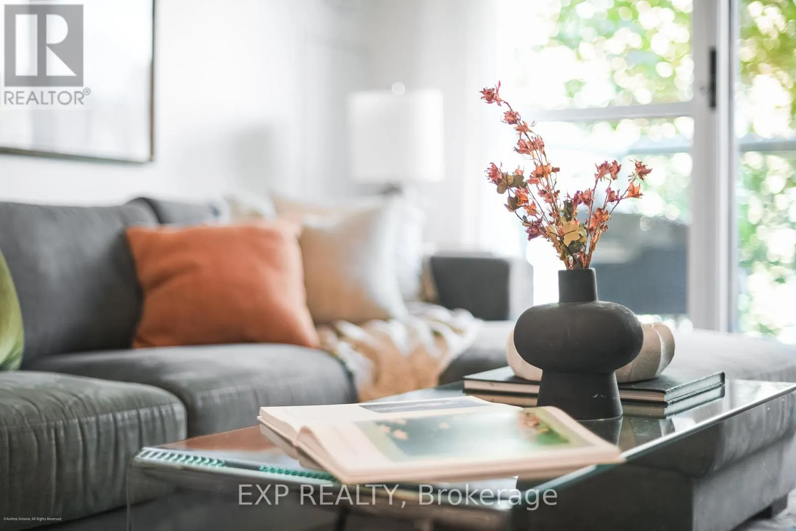 527 - 109 FRONT STREET E