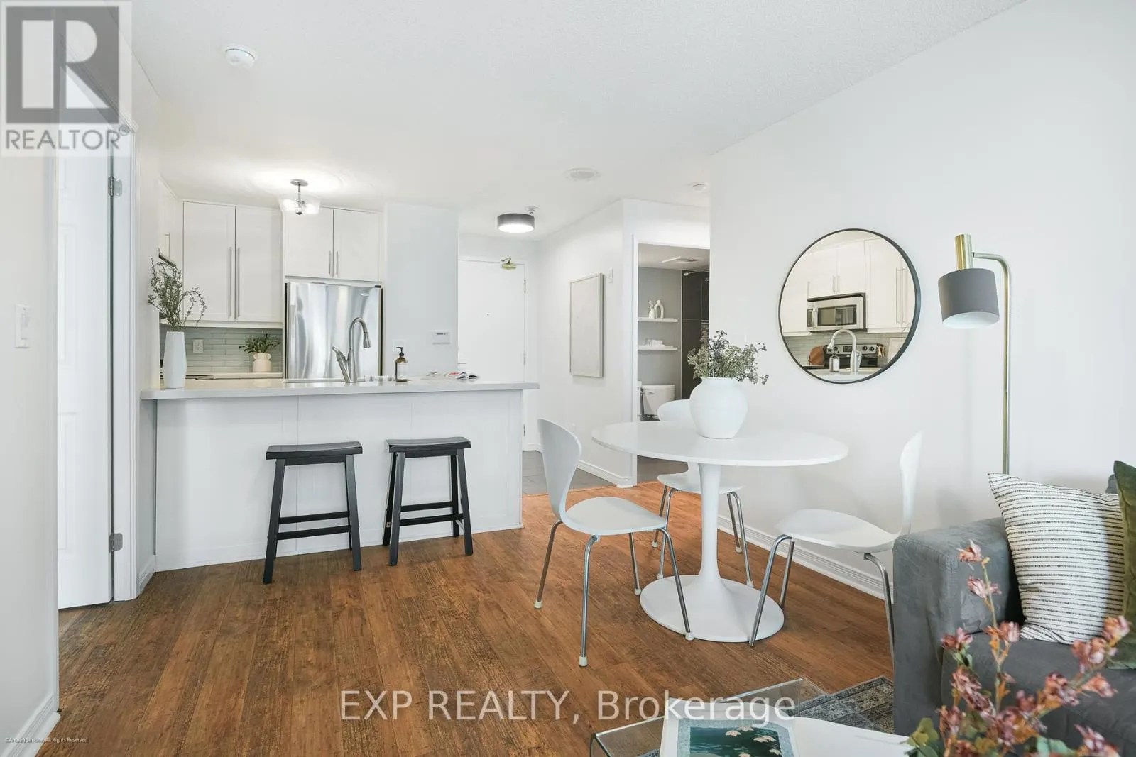 527 - 109 FRONT STREET E