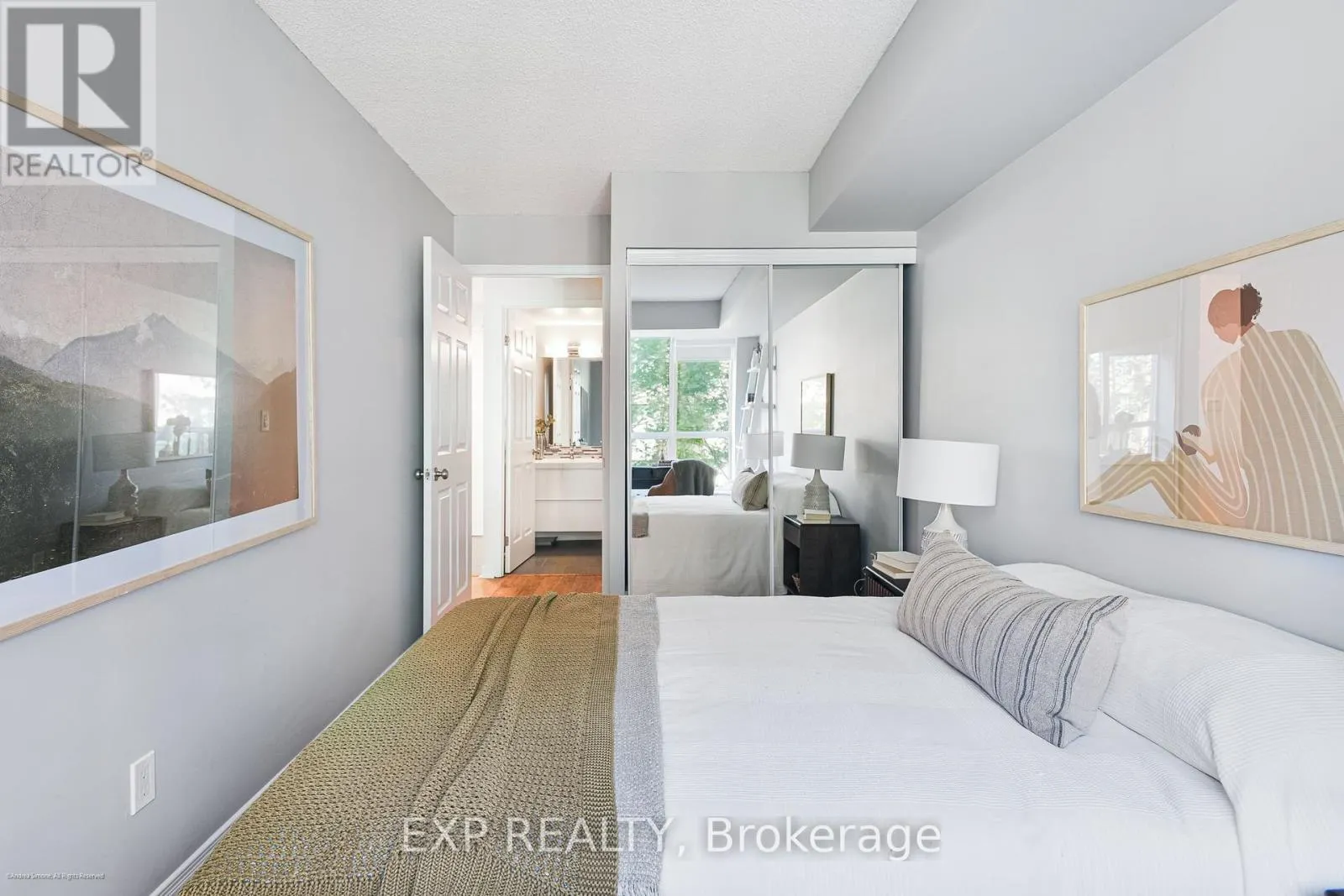 527 - 109 FRONT STREET E