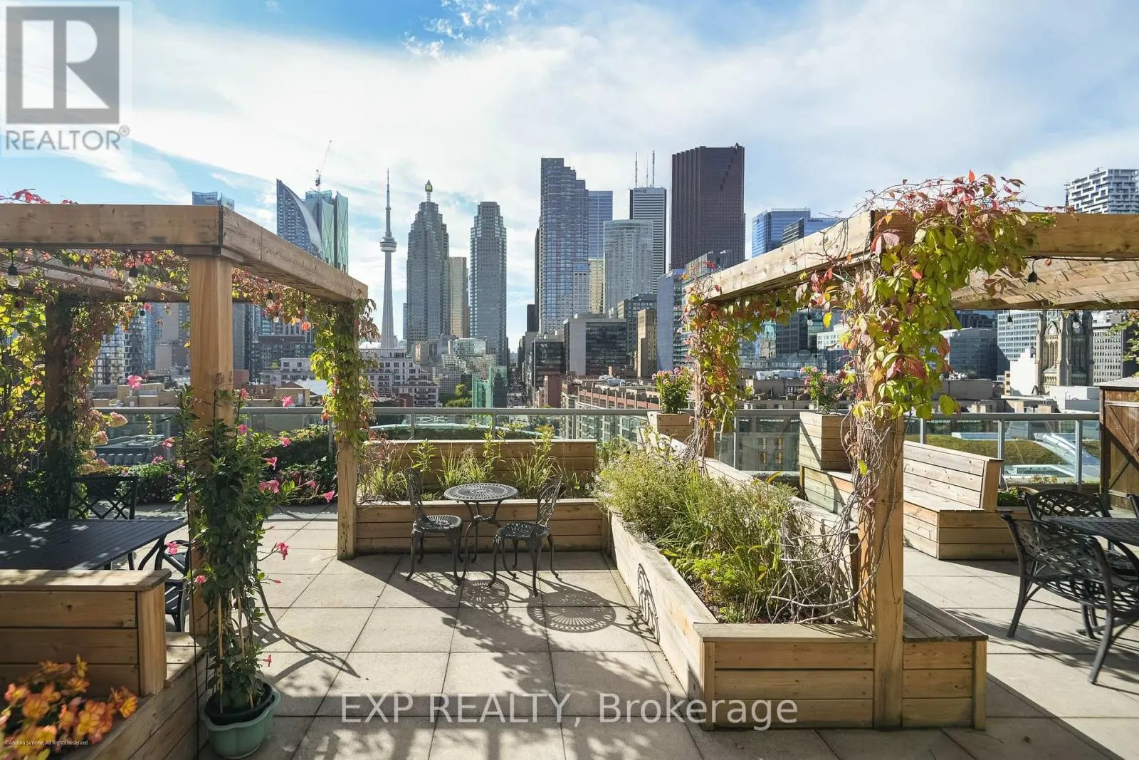 527 - 109 FRONT STREET E