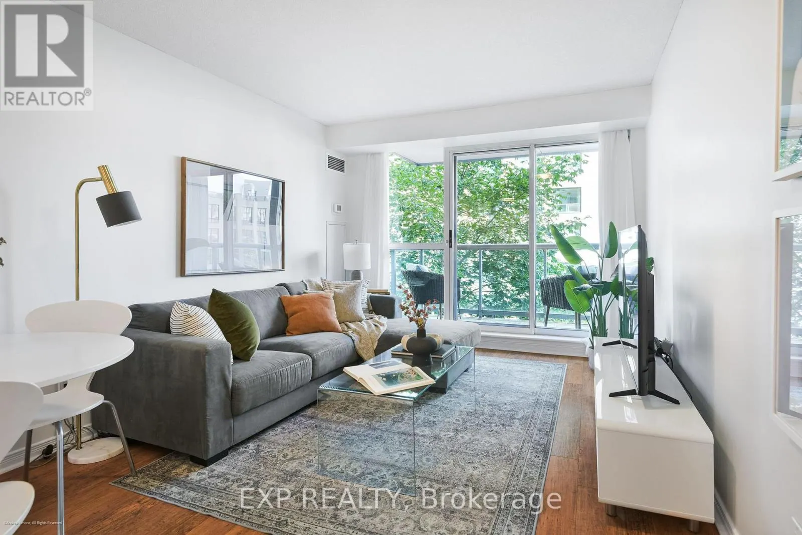 527 - 109 FRONT STREET E