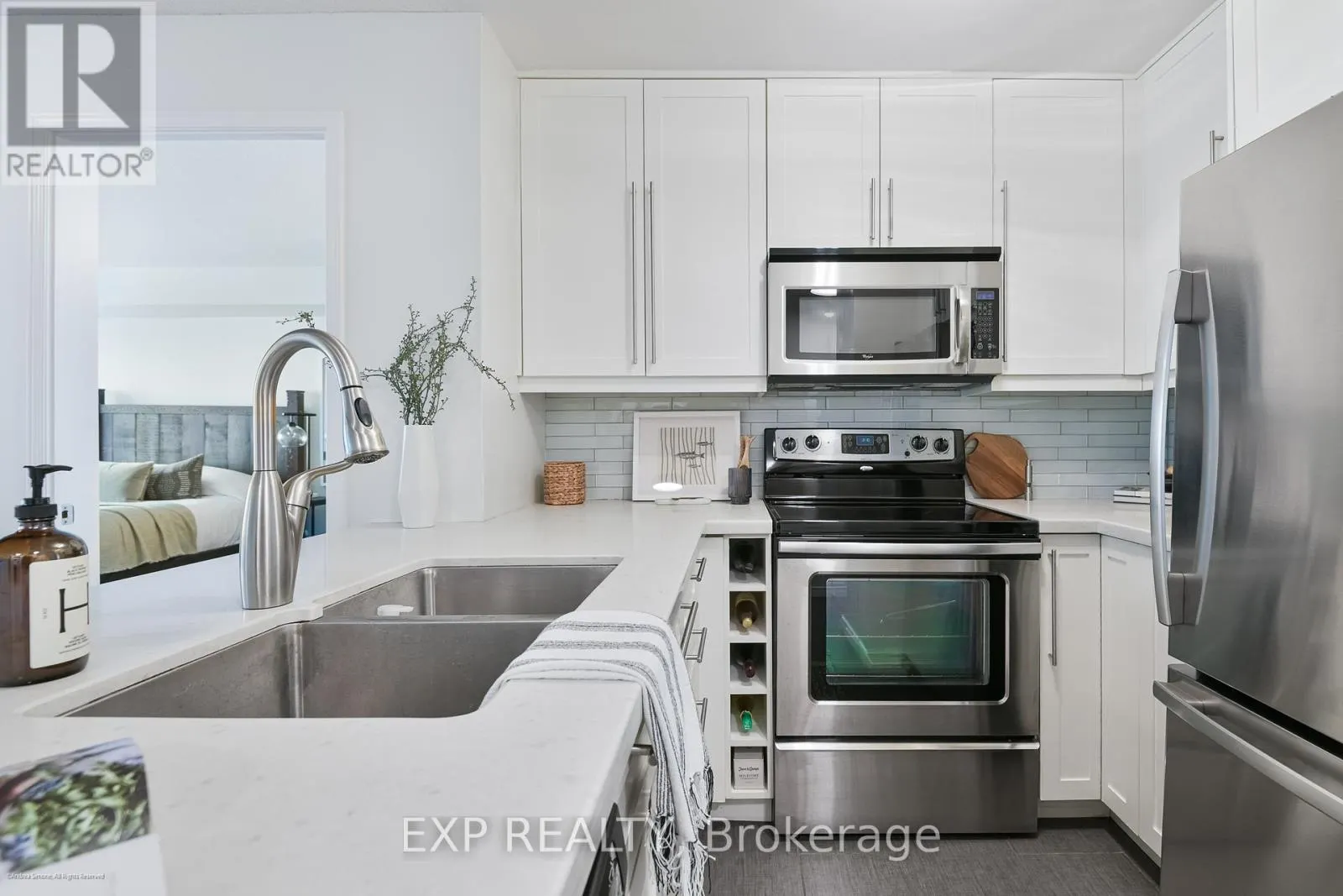 527 - 109 FRONT STREET E