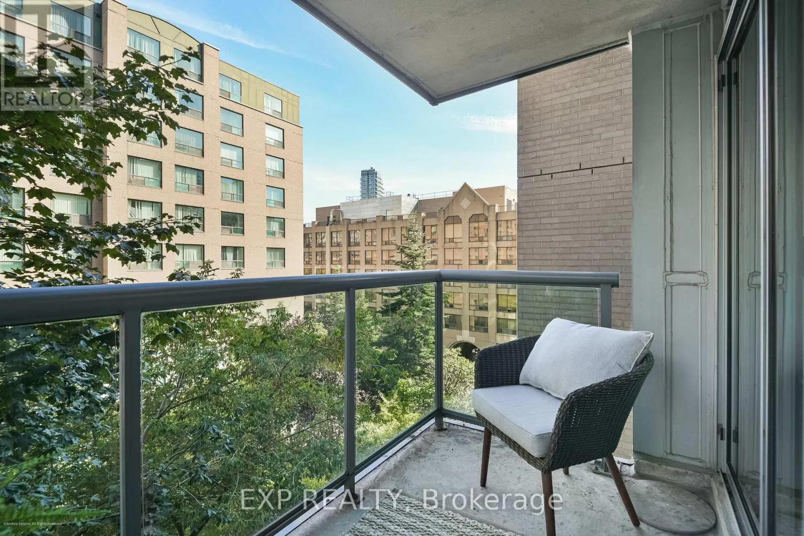 527 - 109 FRONT STREET E