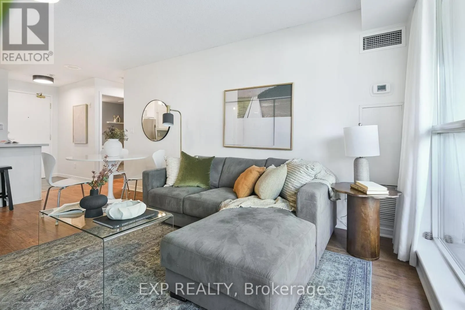 527 - 109 FRONT STREET E