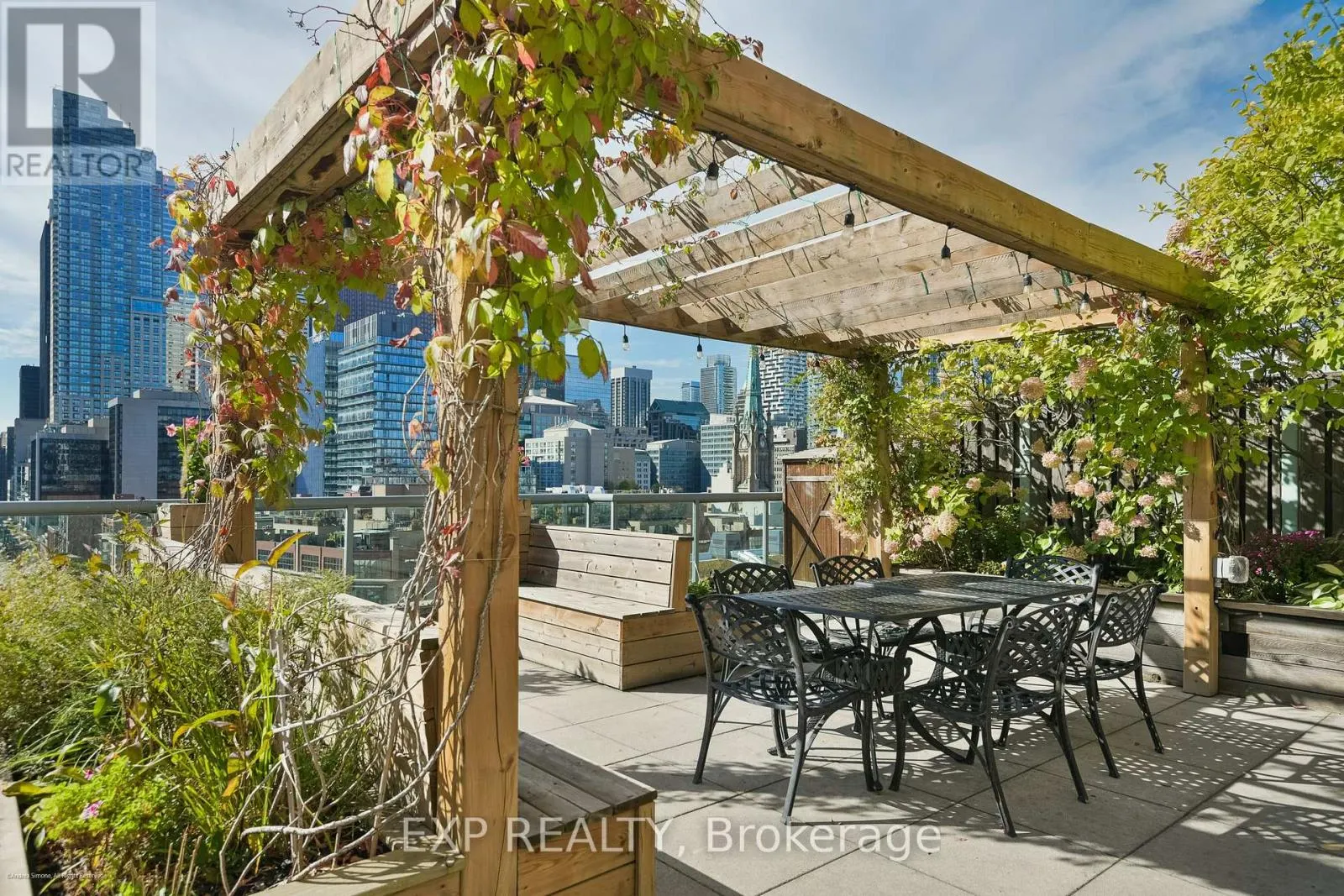527 - 109 FRONT STREET E