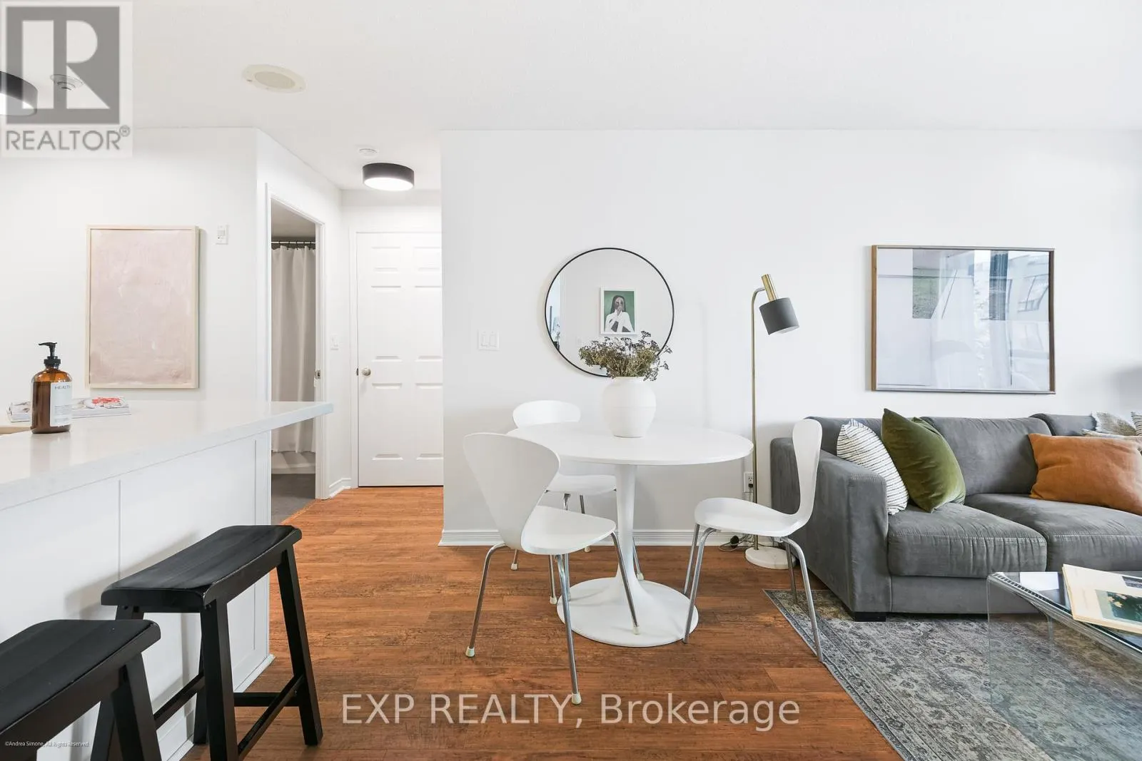 527 - 109 FRONT STREET E