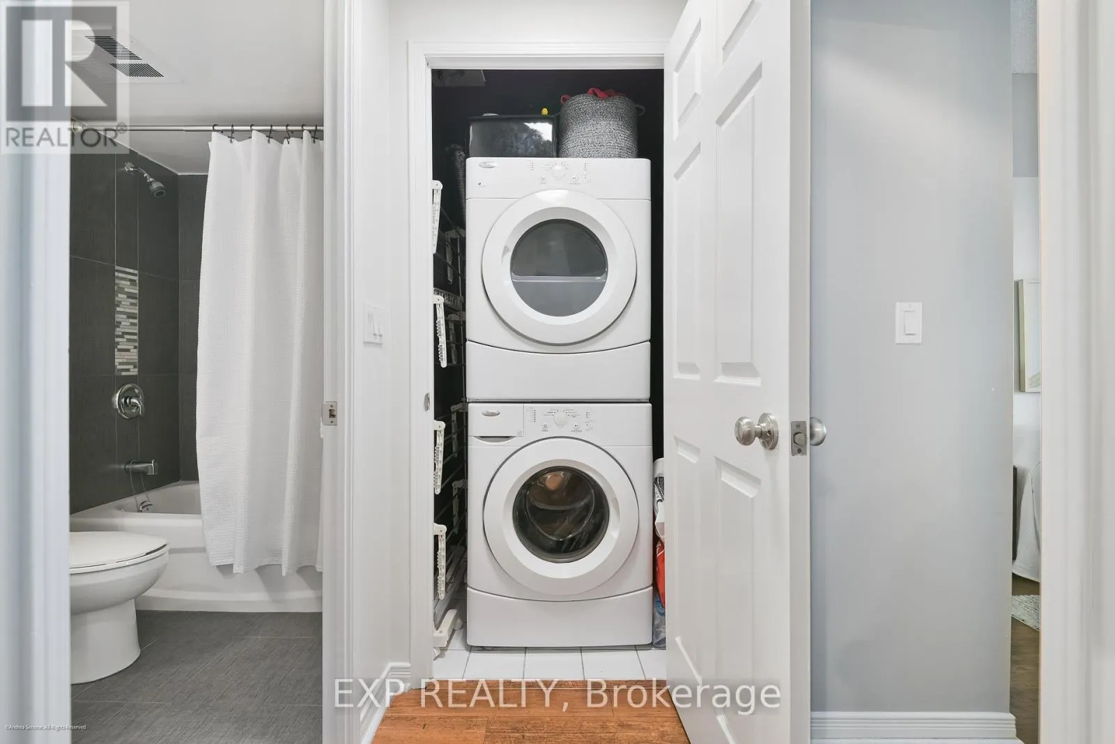 527 - 109 FRONT STREET E