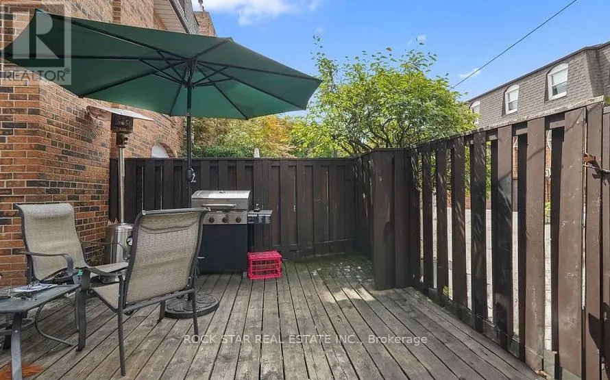 4 - 70 UPPER CANADA DRIVE