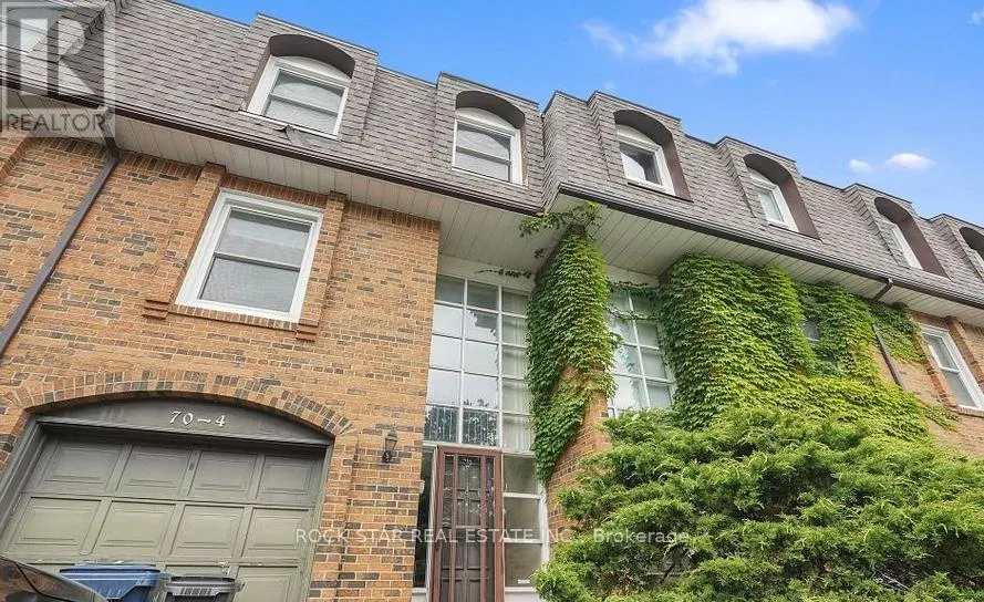 4 - 70 UPPER CANADA DRIVE