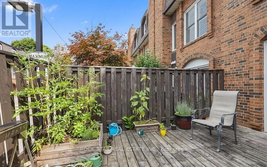 4 - 70 UPPER CANADA DRIVE