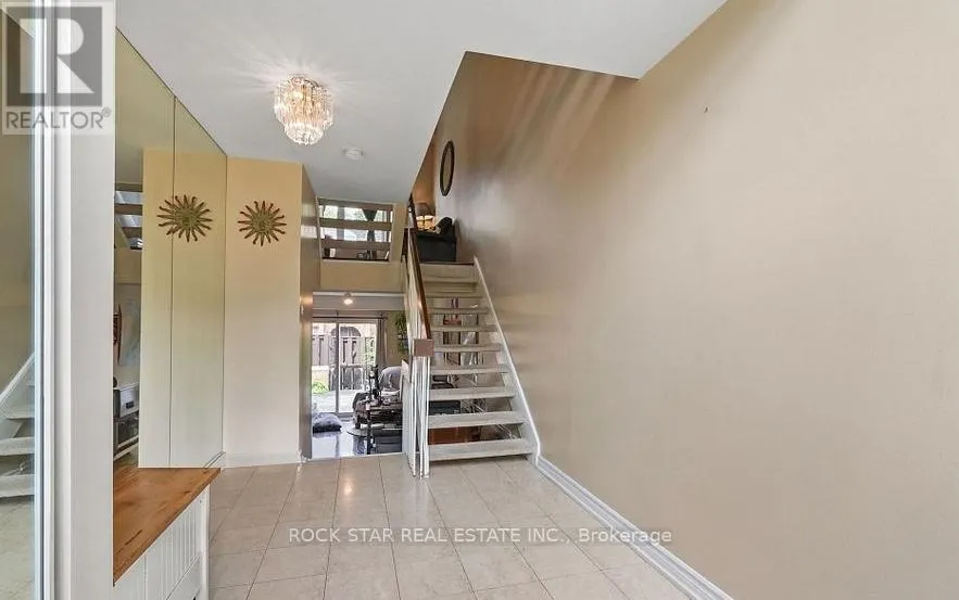 4 - 70 UPPER CANADA DRIVE