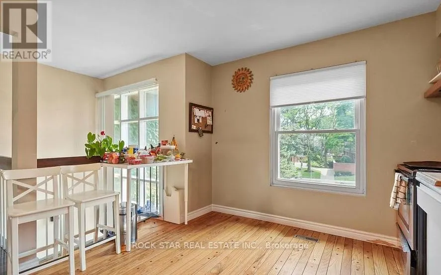 4 - 70 UPPER CANADA DRIVE
