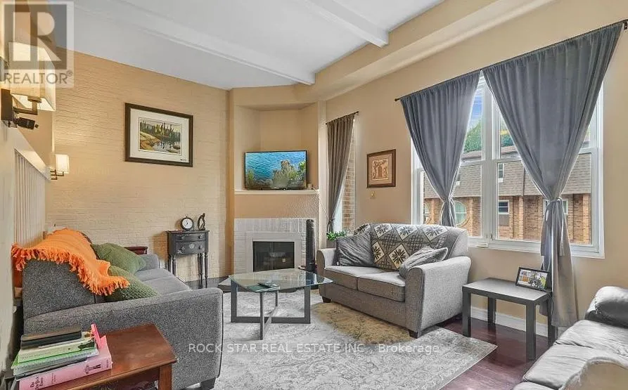4 - 70 UPPER CANADA DRIVE