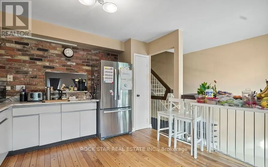 4 - 70 UPPER CANADA DRIVE