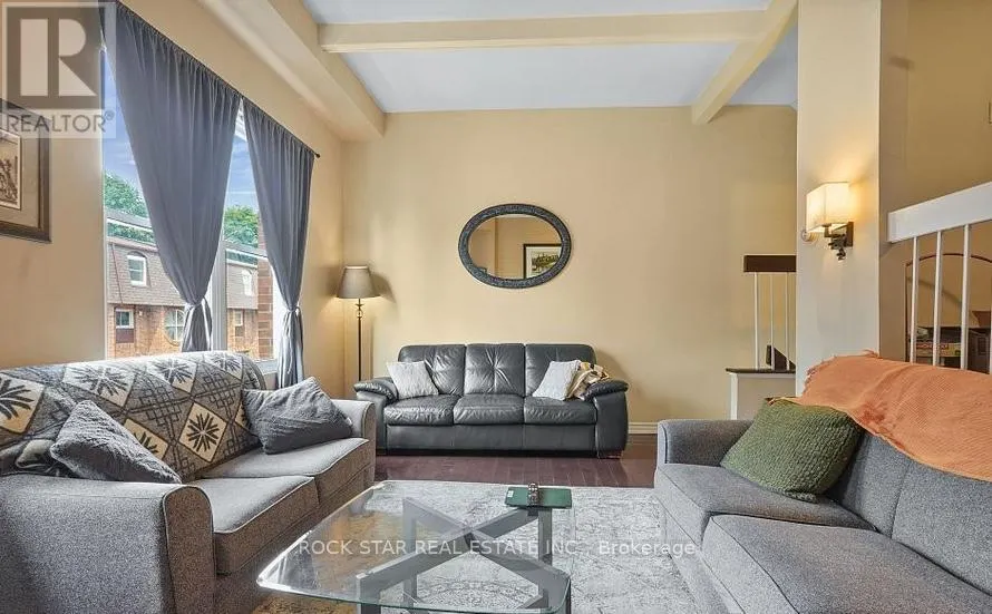 4 - 70 UPPER CANADA DRIVE