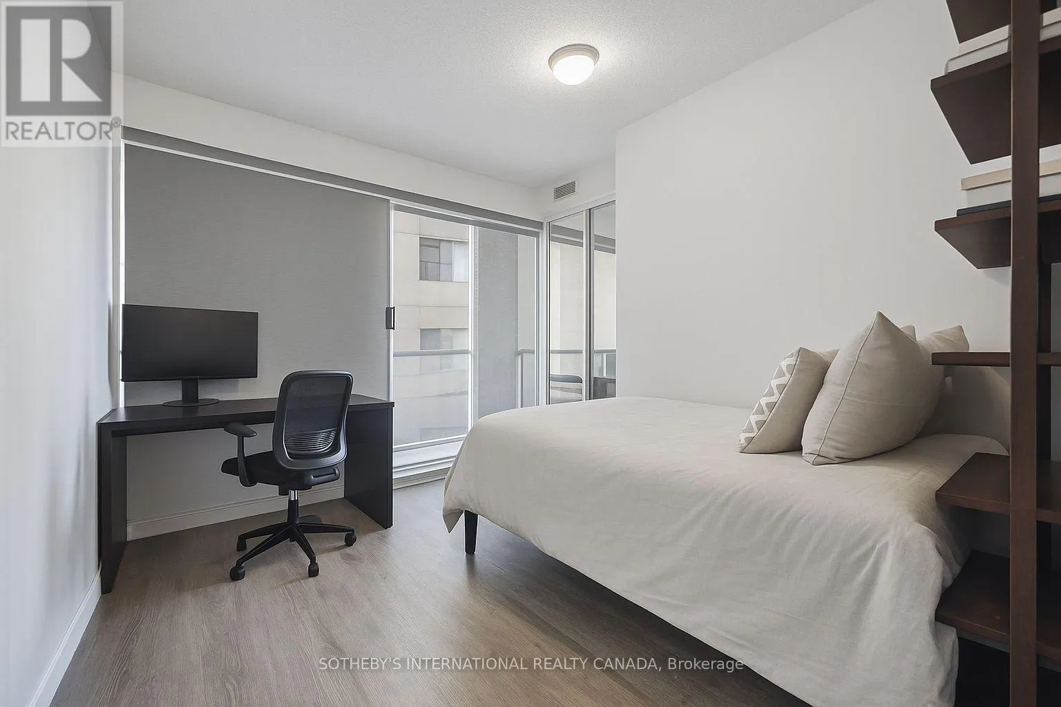 1307 - 220 VICTORIA STREET