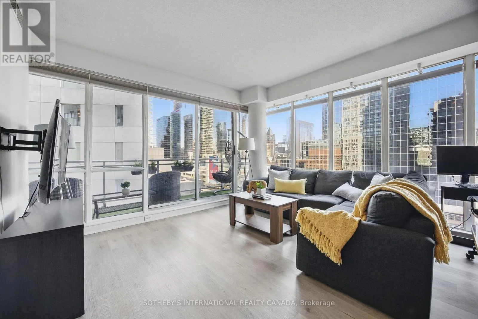 1307 - 220 VICTORIA STREET