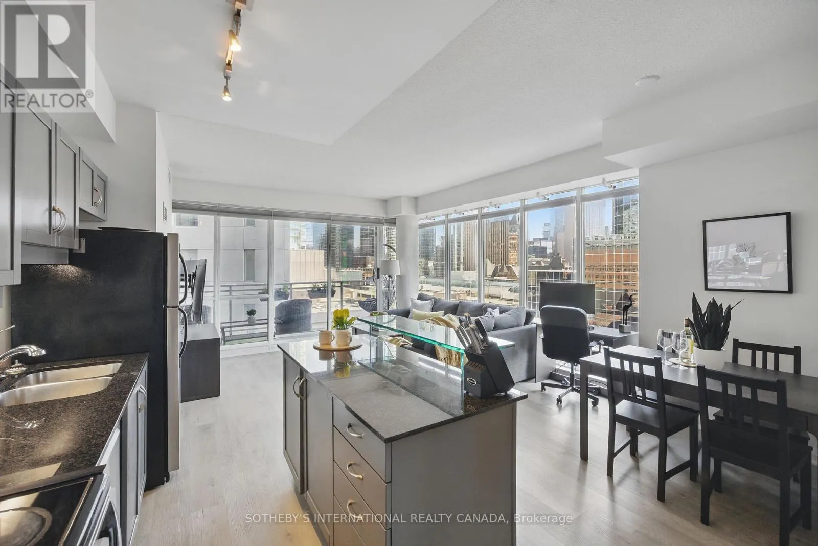 1307 - 220 VICTORIA STREET