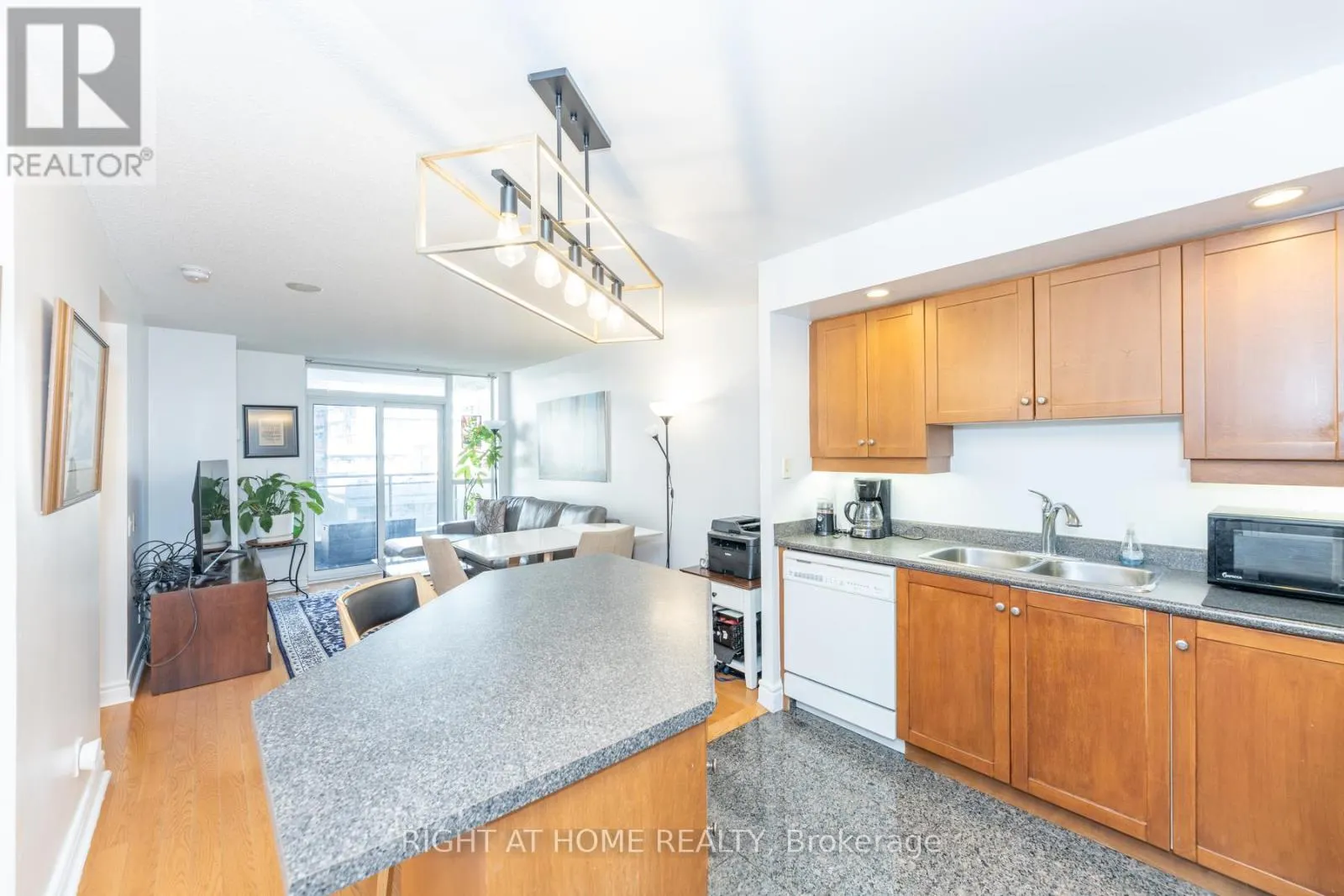 813 - 123 EGLINTON AVENUE E