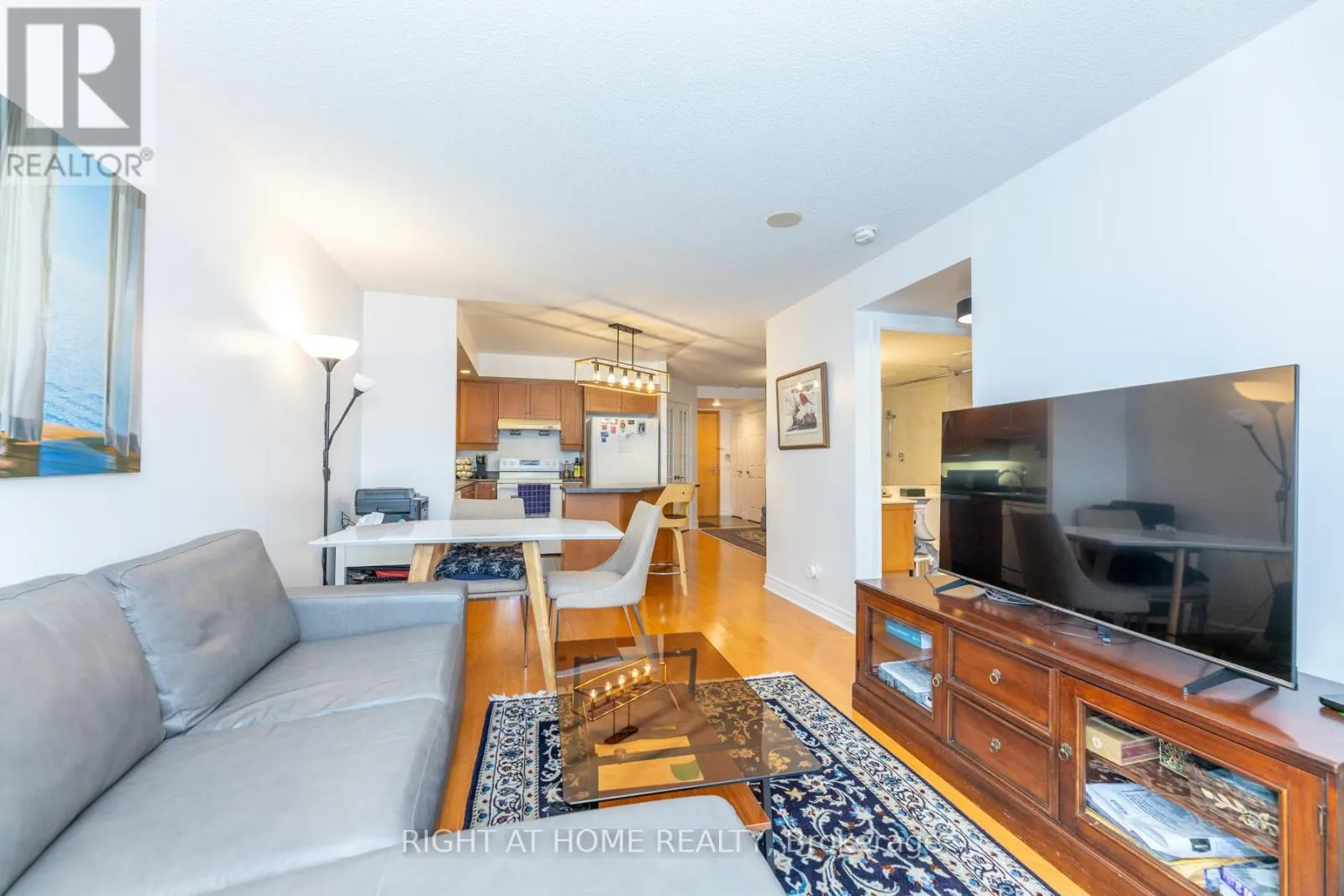813 - 123 EGLINTON AVENUE E