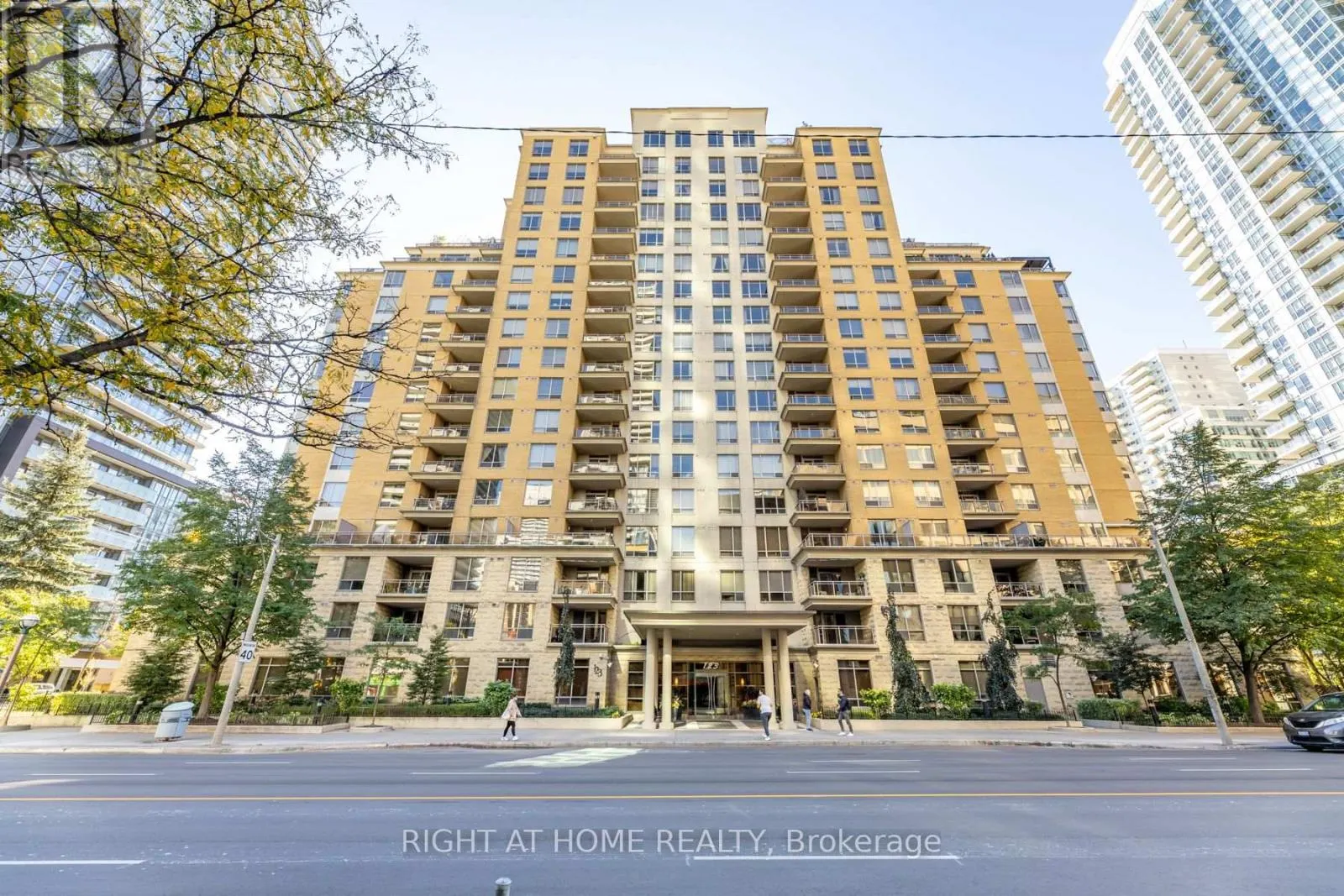 813 - 123 EGLINTON AVENUE E