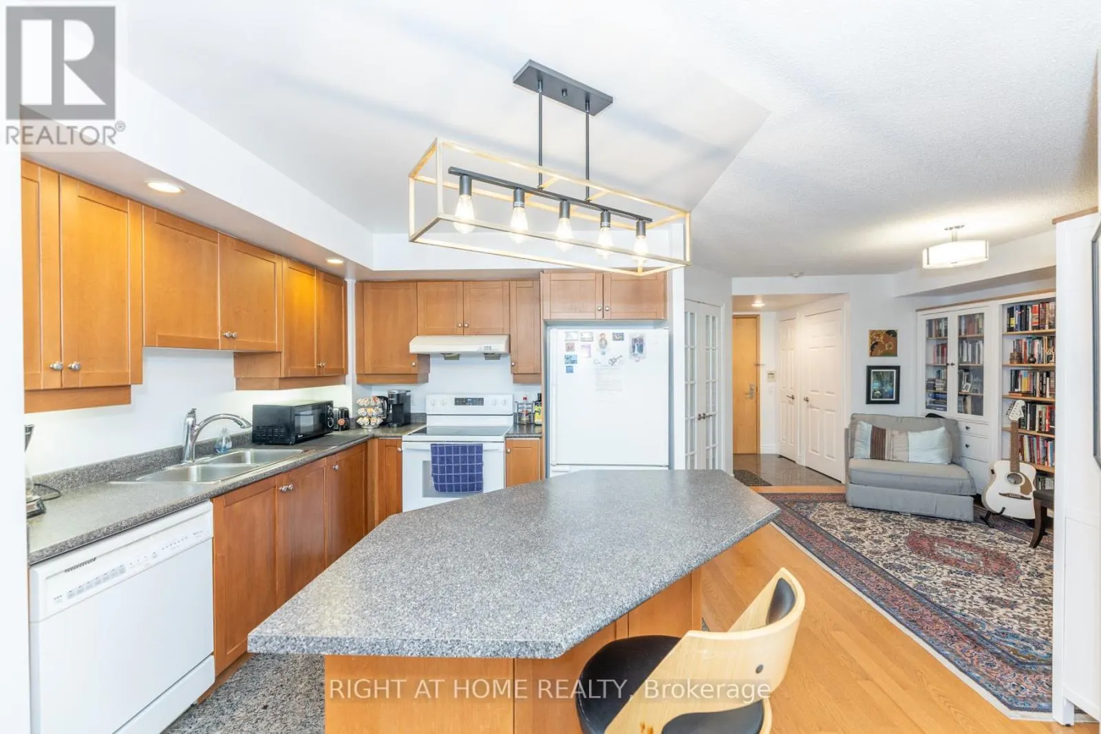 813 - 123 EGLINTON AVENUE E