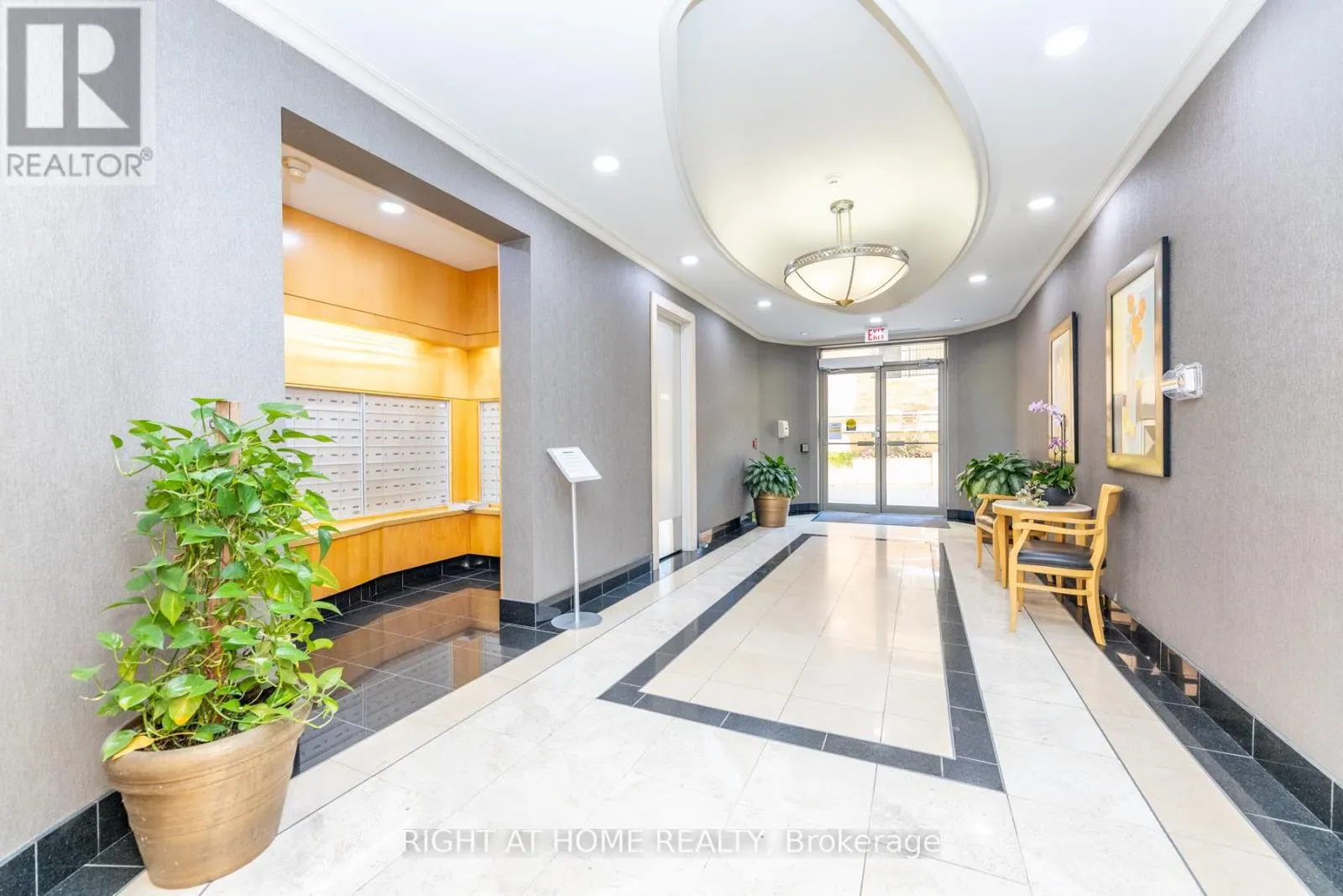 813 - 123 EGLINTON AVENUE E