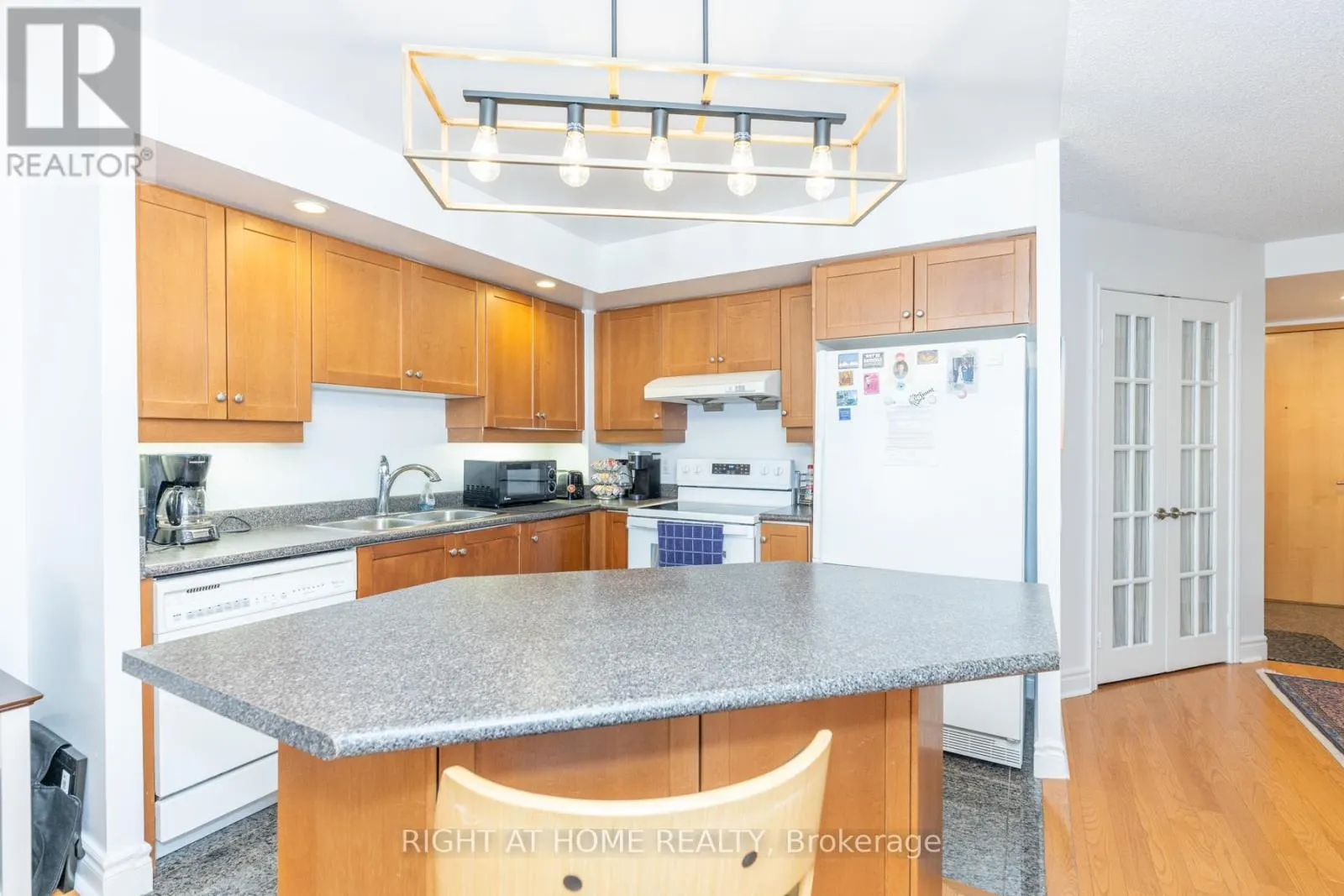 813 - 123 EGLINTON AVENUE E