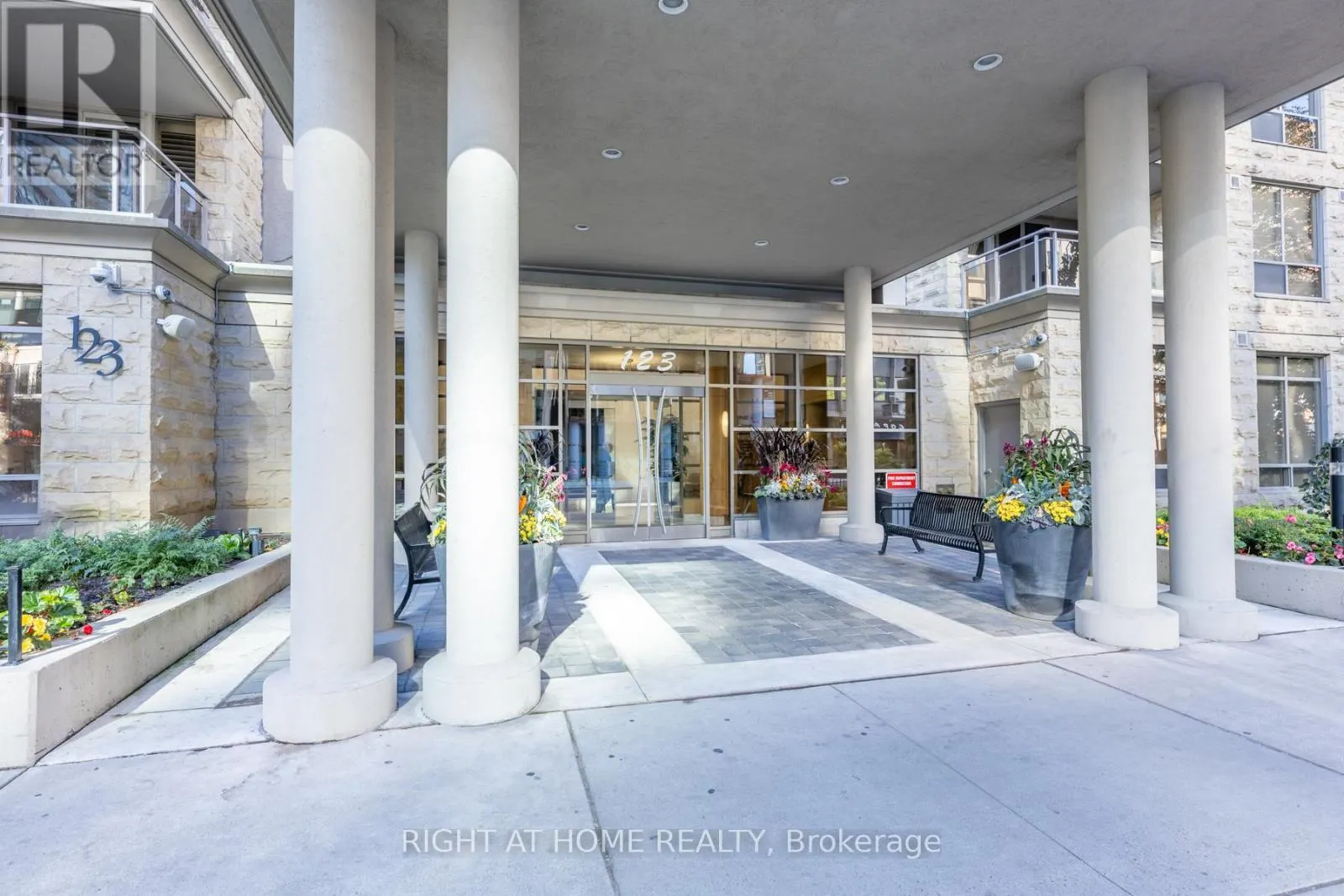 813 - 123 EGLINTON AVENUE E