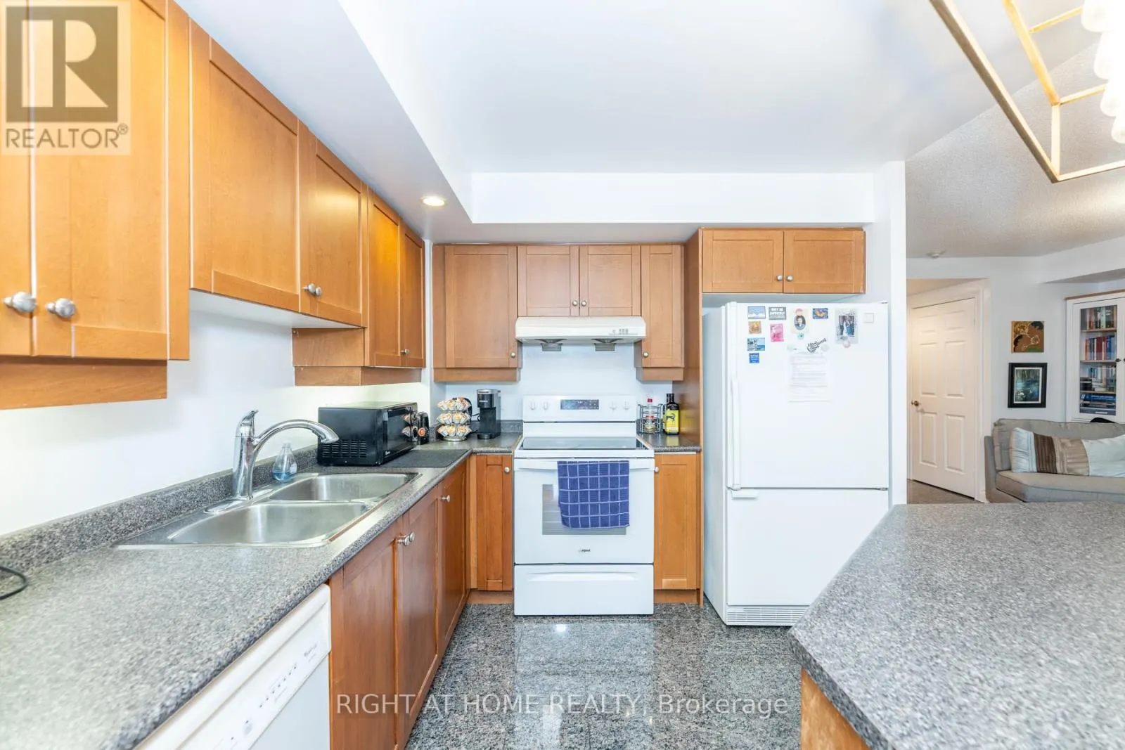813 - 123 EGLINTON AVENUE E