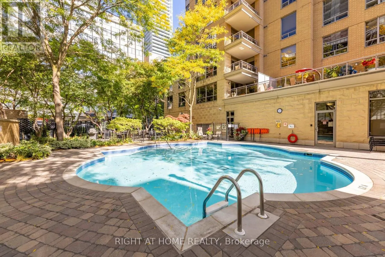 813 - 123 EGLINTON AVENUE E