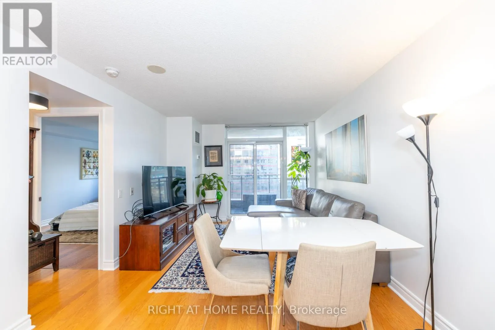 813 - 123 EGLINTON AVENUE E