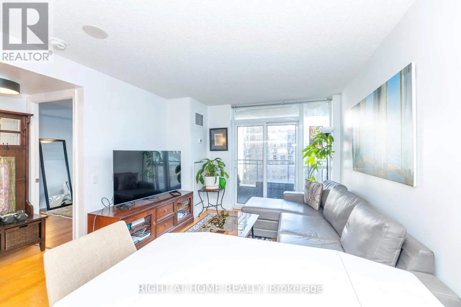 813 - 123 EGLINTON AVENUE E