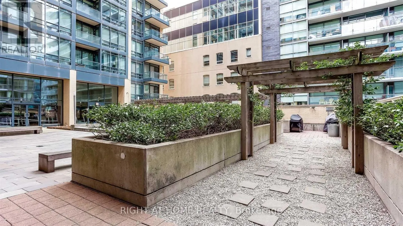 1302 - 438 KING STREET W
