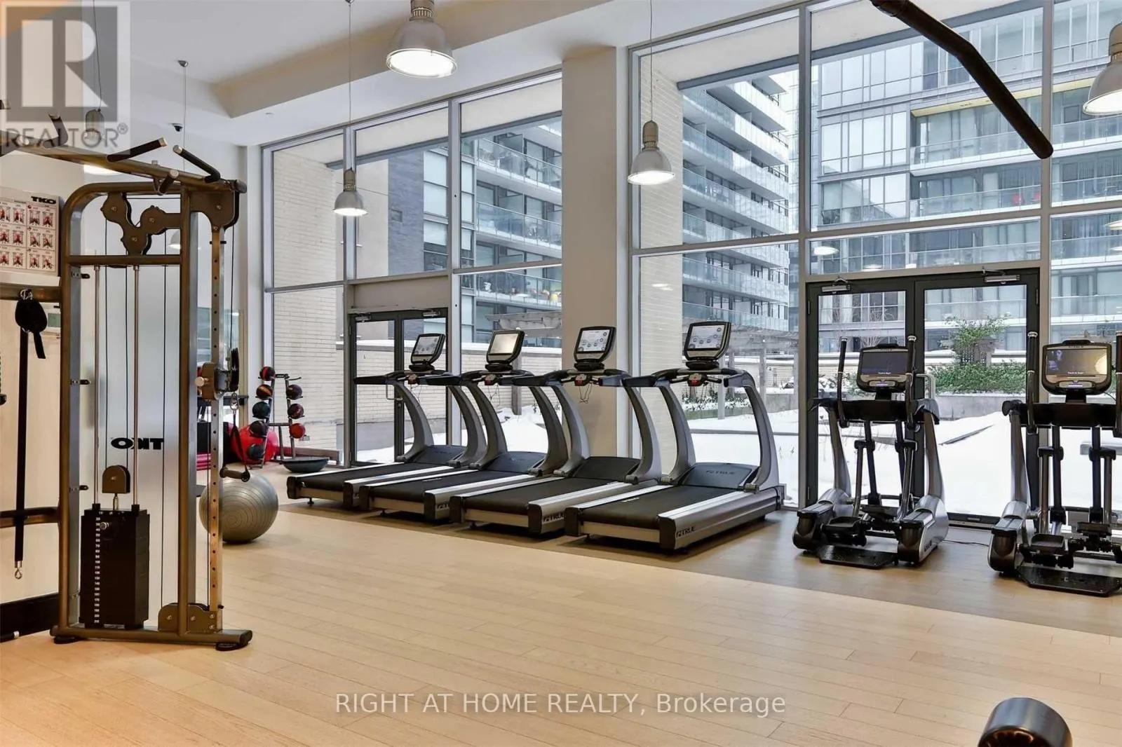 1302 - 438 KING STREET W